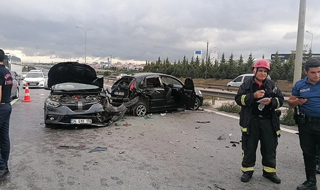 TEM’de 4 araçlı zincirleme kaza: 3 yaralı