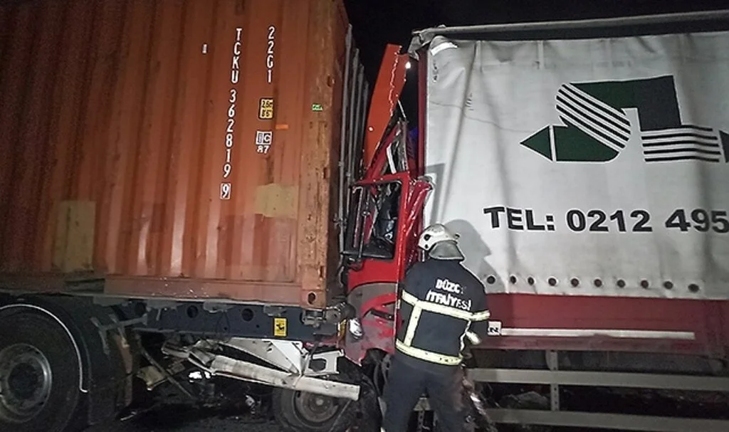 TEM’de tıra arkadan çarpan kamyon kağıt gibi ezildi: 1 ölü