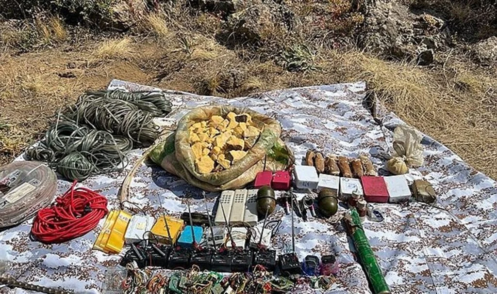 Tendürek Dağı’nda el bombası ve patlayıcı ele geçirildi