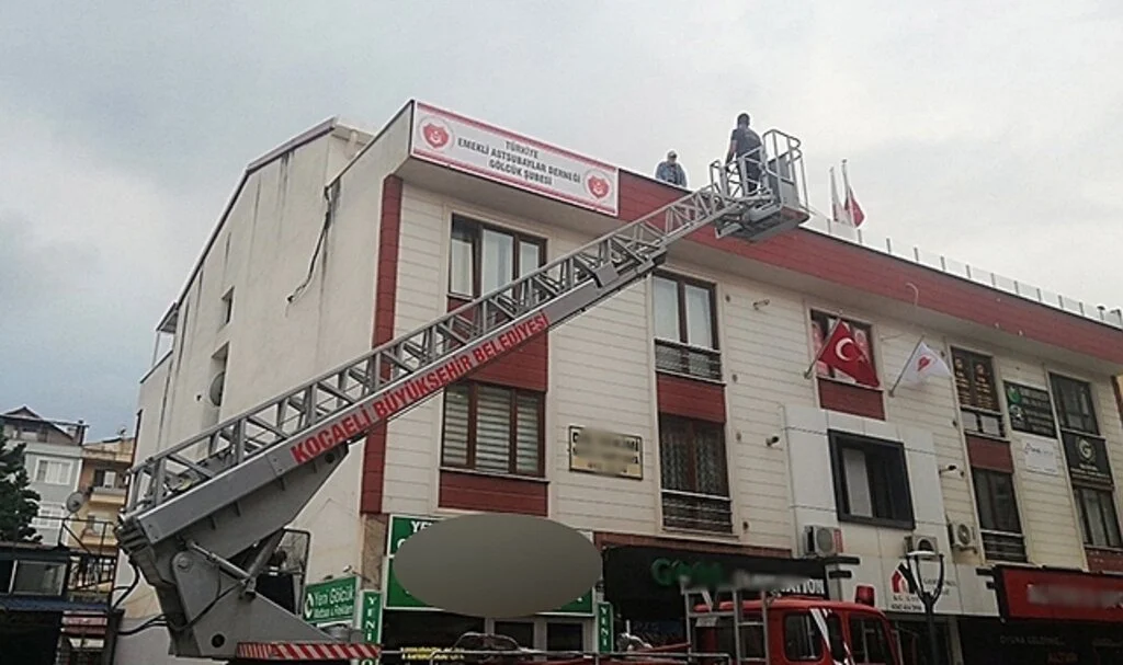 Terasta mahsur kalan 72 yaşındaki emekli astsubayı itfaiye kurtardı