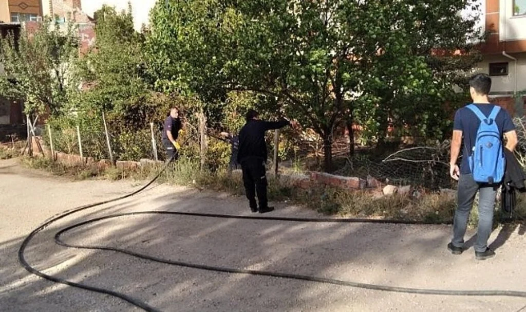 Terk edilmiş evin bahçesinde yangın çıktı