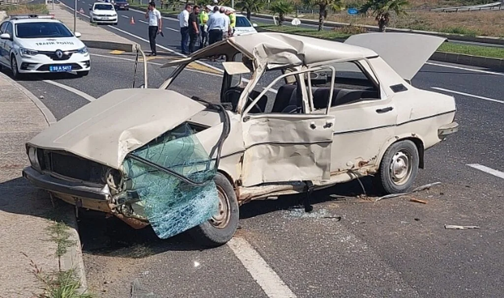 Ters yöne girdiği anda otobüsle çarpışan otomobilin sürücüsü öldü