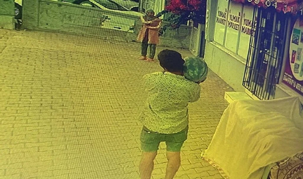 Tezgahtaki karpuzu çalmak için omuzladı, karşısındaki kadını görünce dondu kaldı