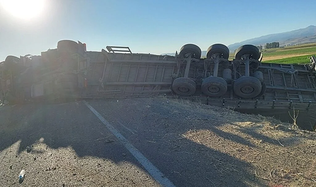TIR devrildi: 1 yaralı