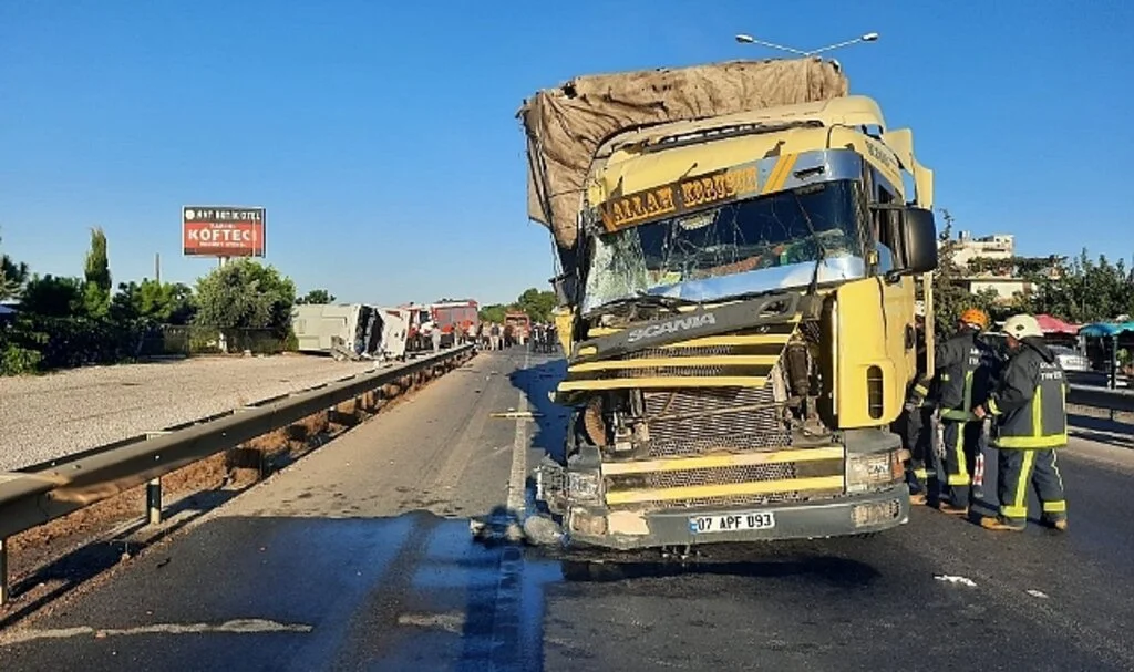 Tır ile midibüs çarpıştı: 3 yaralı