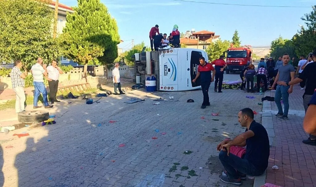 Tır kontrolsüz kavşakta işçi servisine çarptı: 2’si ağır 17 kişi yaralandı