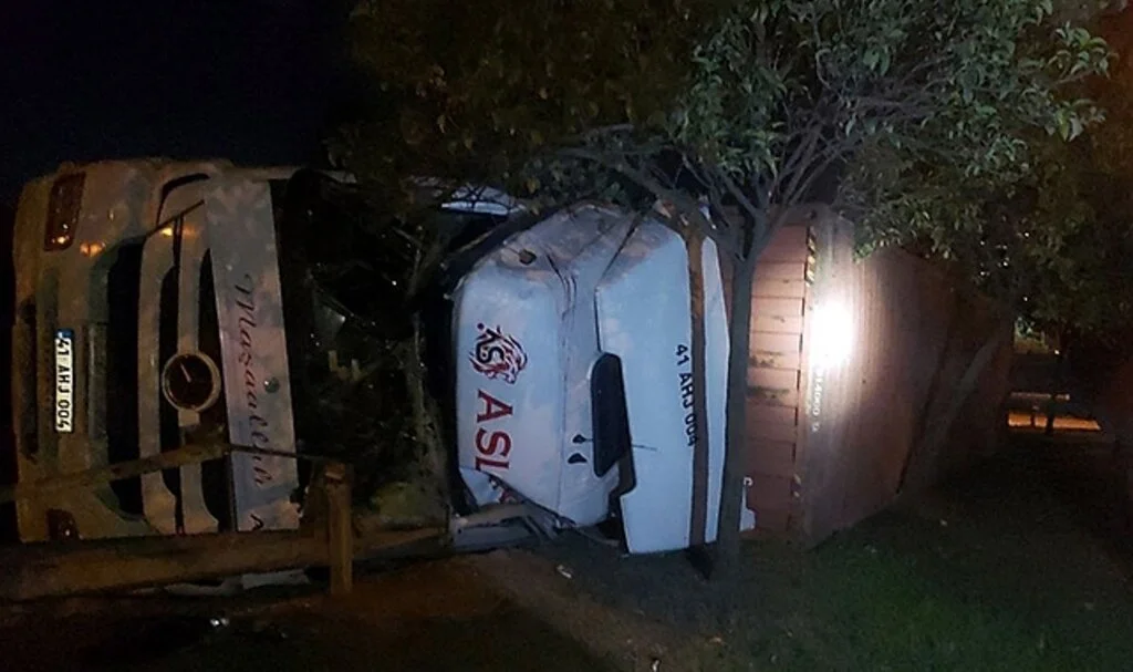 Tır sürücüsü hızını alamayınca araç yan yattı: 1 yaralı