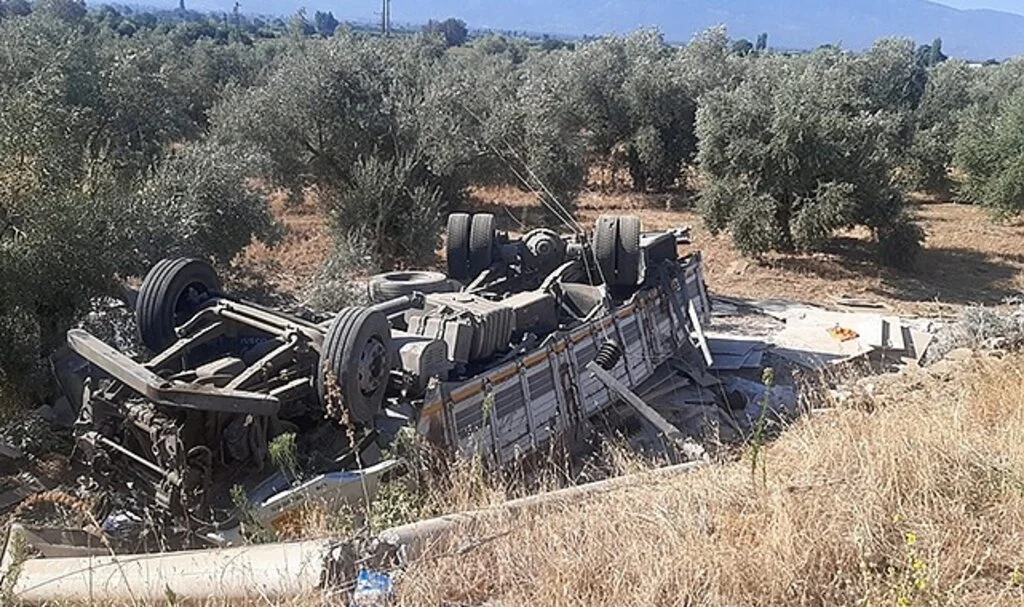 Tire’de kamyon şarampole devrildi; sürücü ağır yaralandı