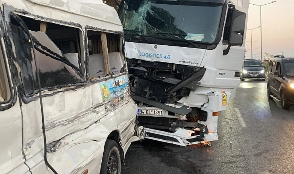 Tırla yolcu minibüsü çarpıştı, kaza ucuz atlatıldı