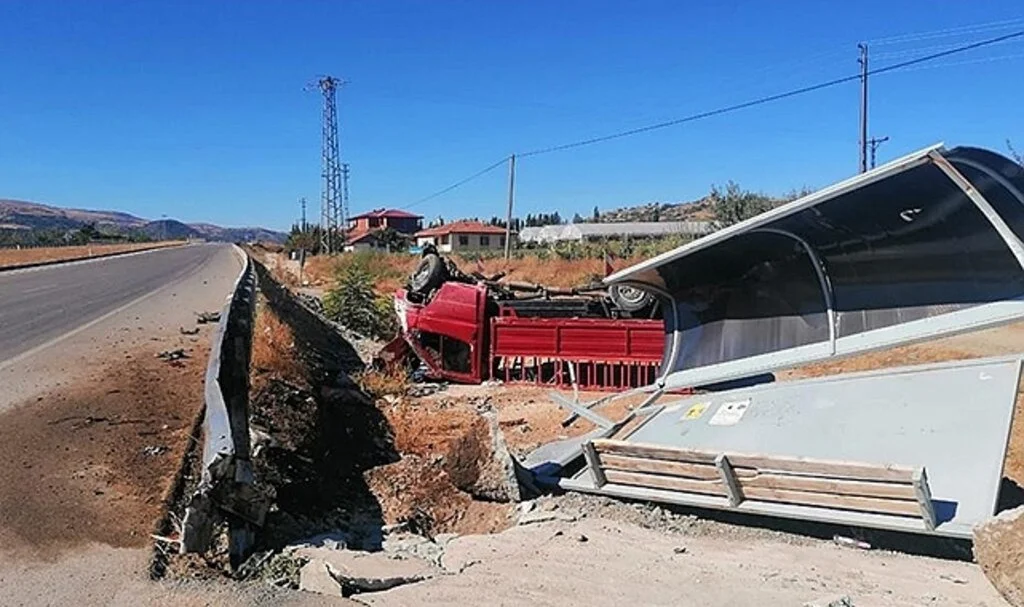 Tokat'ta durağa çarpan kamyonet devrildi: 4 yaralı