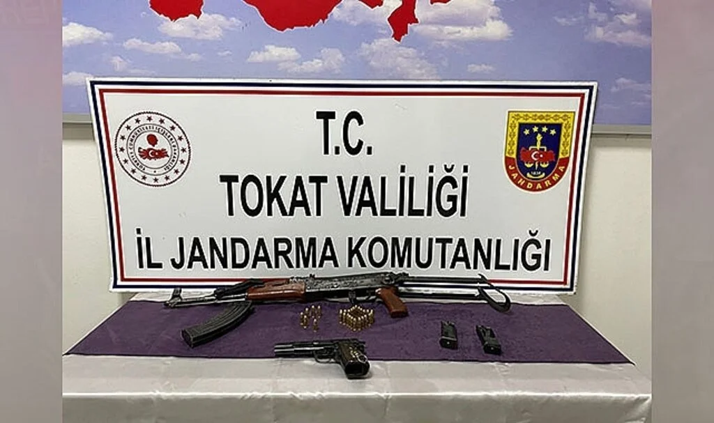 Tokat'ta evinde kalaşnikof tüfek ve tabanca bulunan zanlı yakalandı