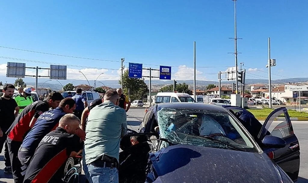 Tokat'ta iki araç kavşakta çarpıştı: 3 yaralı
