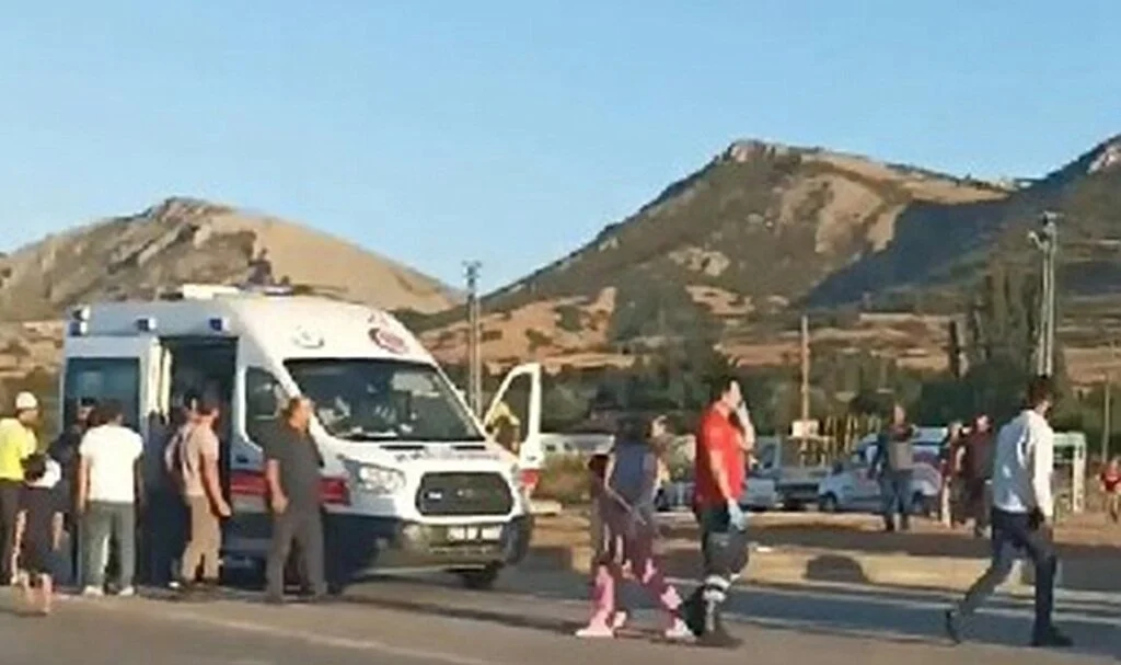 Tokat'ta okul servisi ile hafif ticari araç çarpıştı: 10 yaralı