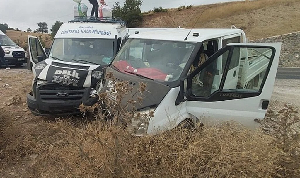 Tokat'ta yolcu minibüsü ile kamyomet çarpıştı: 4 yaralı