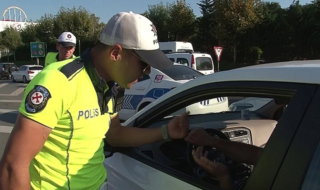 Trafik kuralını ihlal etti, yetmedi aracını muhabirin üzerine sürdü