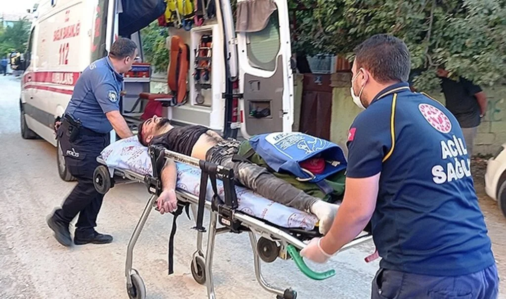 Trafikte tartışıp kendisini takip eden 5 kişiyi evinin önünde vurdu