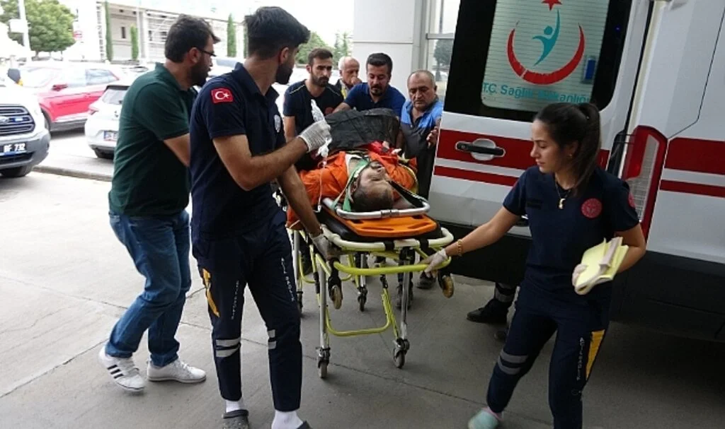 Trafo ile duvar arasına sıkışan işçi yaralandı