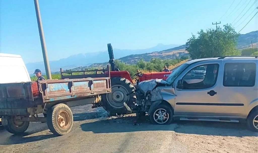 Traktör ile otomobil kafa kafaya çarpıştı: 4 yaralı