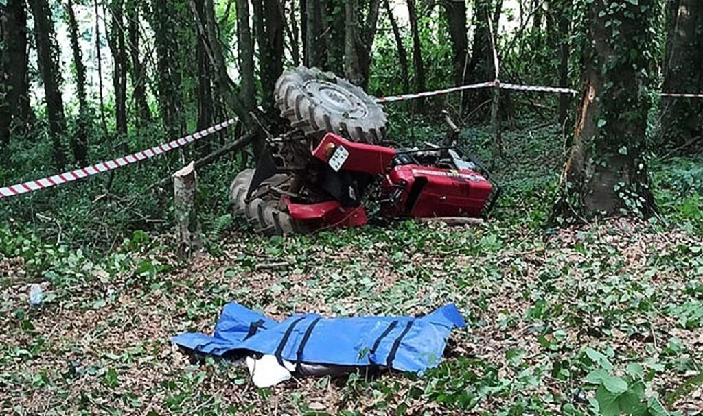 Traktörüyle uçuruma yuvarlandı, cansız bedenini kardeşi buldu