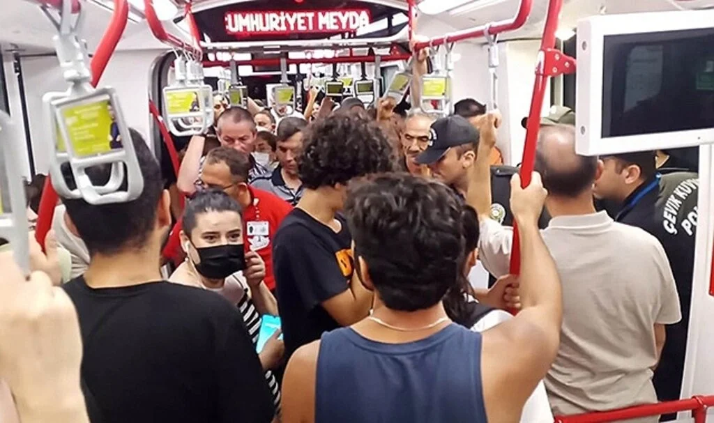  Tramvayda gerginlik: Çevik kuvvet olaya müdahale etti