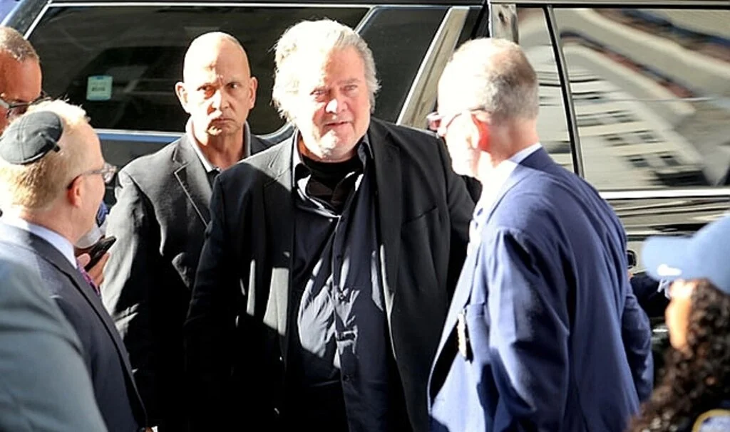 Trump'ın eski danışmanı Steve Bannon, New York'ta teslim oldu
