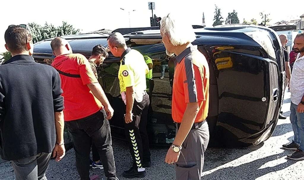 Tur minibüsü hasta nakil minibüsüne arkadan çarptı; şoför yan yatan minibüsten kendi çıktı