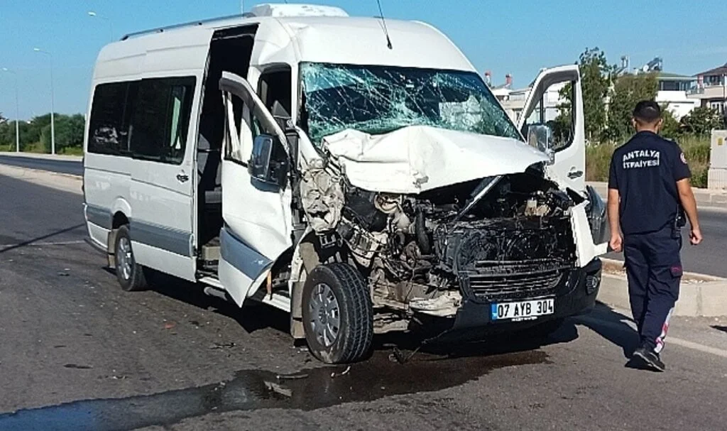 Tur minibüsü ile kamyonetin karıştığı kazada 2 kişi yaralandı