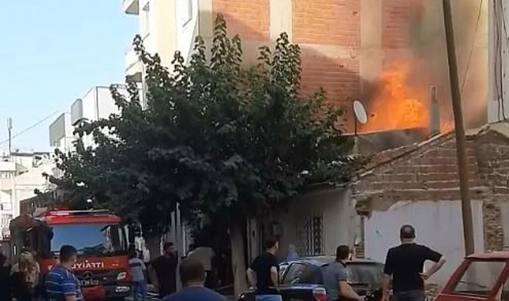 Turgutlu’da müstakil ev alevlere teslim oldu