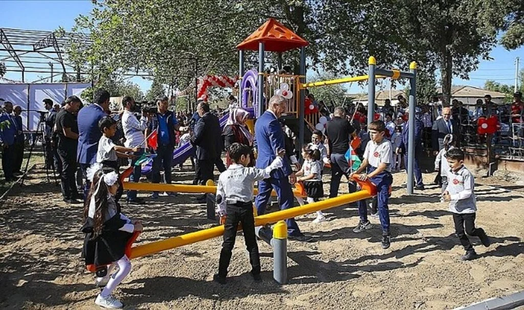 Türk Kızılay, Azerbaycan'da Ermenistan'ın saldırılarından etkilenen bölgelerde oyun meydanları kurdu
