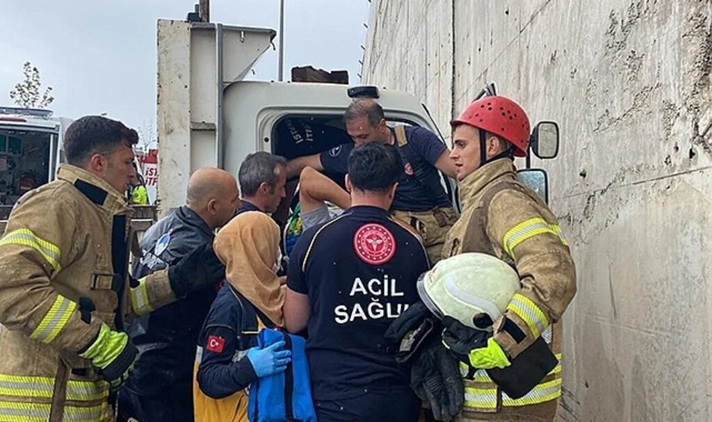 Tuzla’da refüjü aşan kamyonet karşı şeritten gelen minibüse çarptı: 2 yaralı