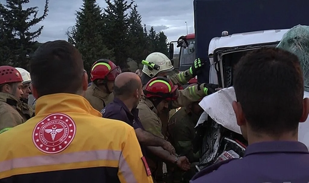 Tuzla Şekerpınar mevkisinde iki kamyonet çarpıştı: 3 yaralı