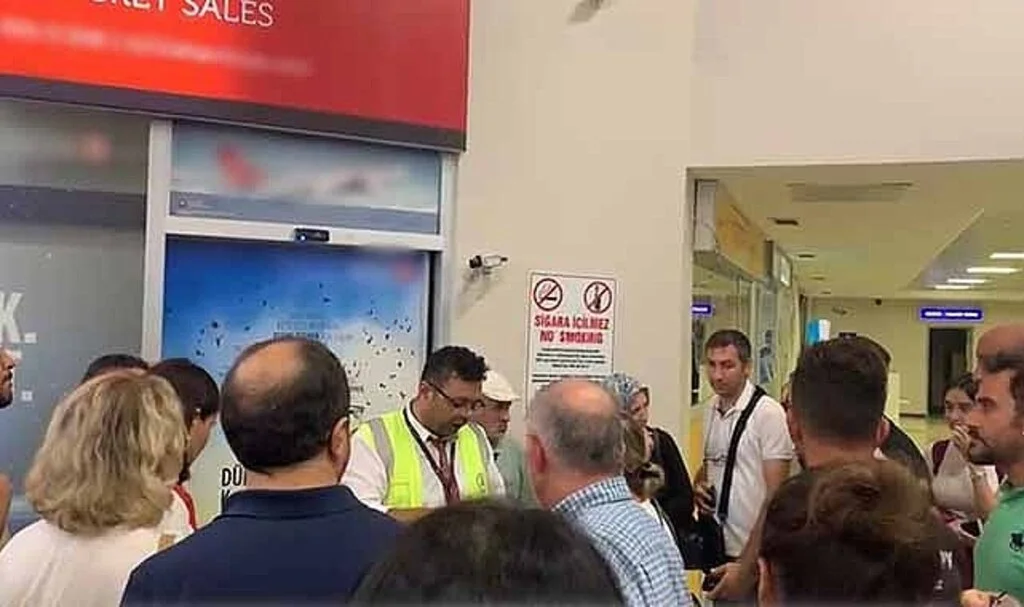 Uçak 12 saat rötar yaptı, yolcular mağdur oldu