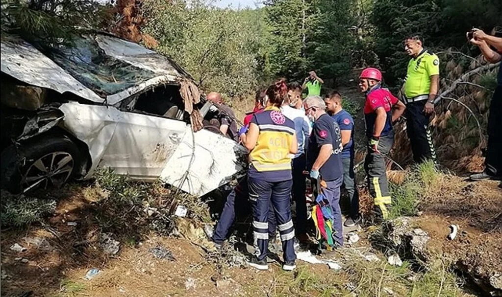 Uçurumdan yuvarlanan otomobilde 1’i ağır 3 kişi yaralandı