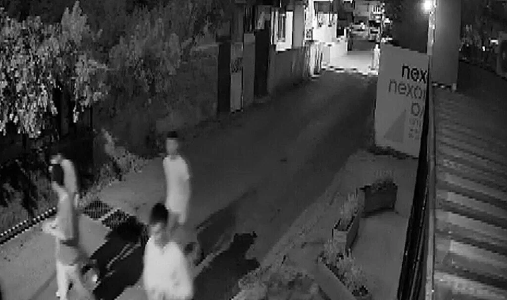 Ümraniye’de bekçiye yakalanan hırsızlar kaçarken güvenlik kamerasını kırdı