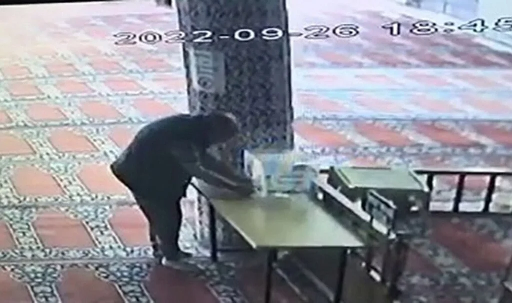 Ümraniye’de camiden para hırsızlığı kamerada