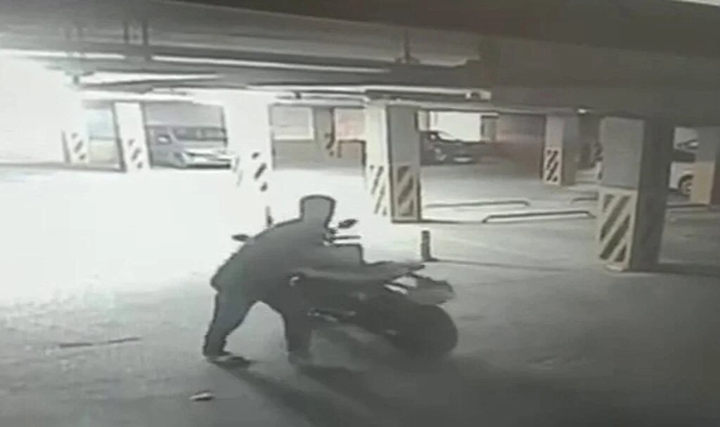 Ümraniye'de doktorun 600 bin TL'lik motosikletini çalan hırsız güvenlik kamerasında