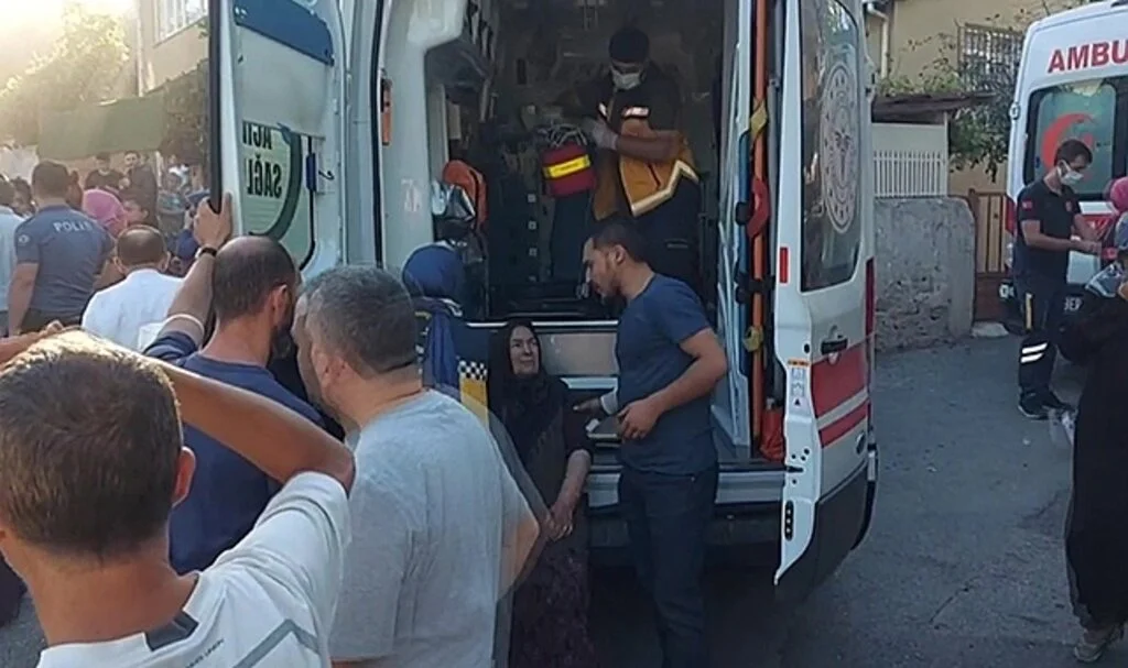 Ümraniye’de yangın çıkan evdeki yaşlı kadın, torununu ve köpeğini komşular kurtardı