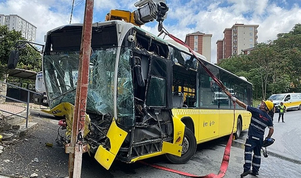 Ümraniye’de yokuş aşağı giden İETT otobüsü duvara çarptı: 2 yaralı