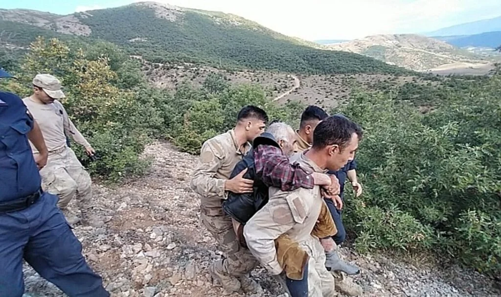 Umutlar tükenmek üzereyken bulundu, Mehmetçik sırtında taşıdı