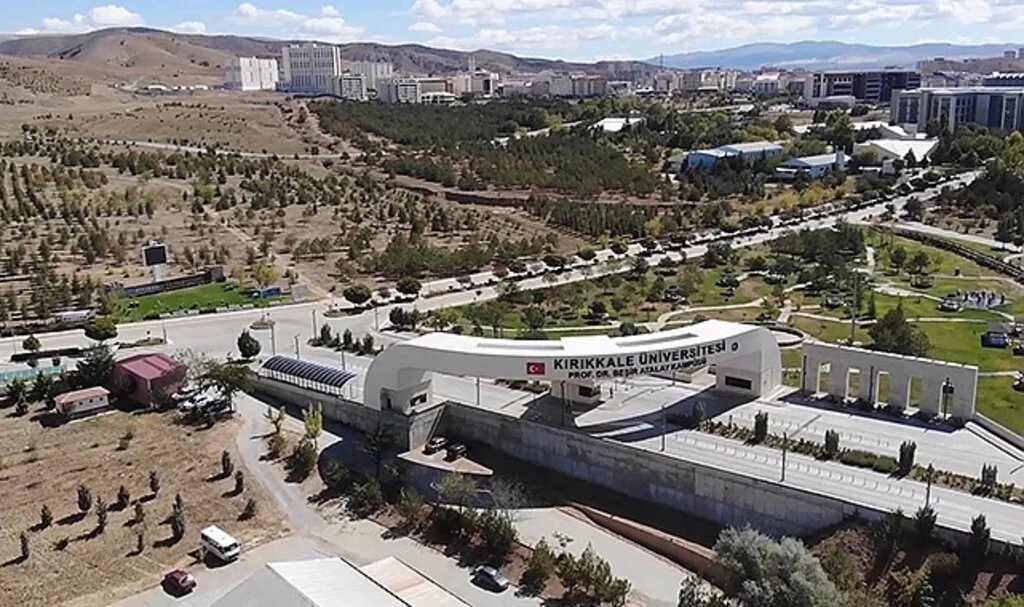 Üniversite personeli kampüsteki ağaçlık alanda ölü bulundu