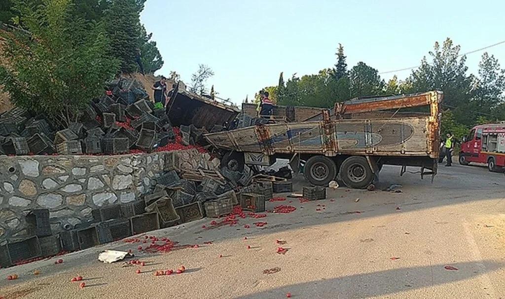 Uşak'ta kamyon duvara çarptı: 1 ölü