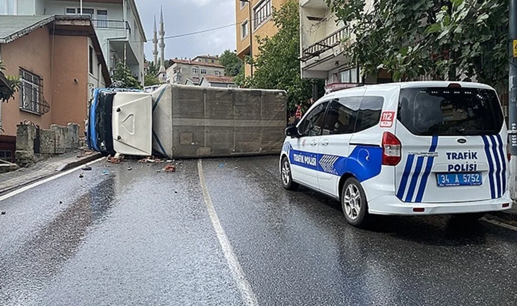 Üsküdar’da doğalgaz kutusuna çarpan kamyonet yan yattı