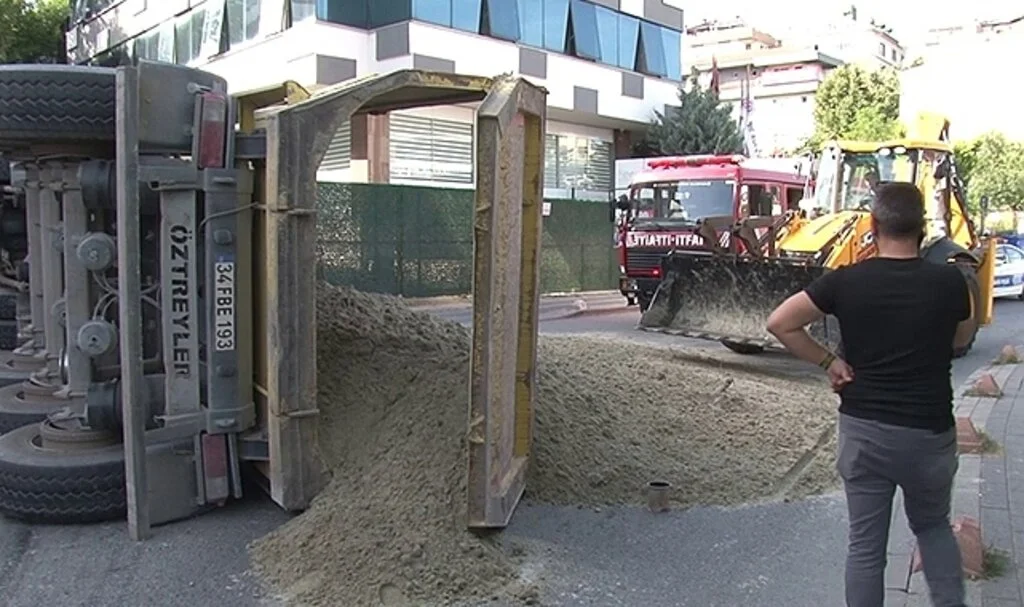 Üsküdar’da hafriyat yüklü tır devrildi: 3 araç hasar gördü