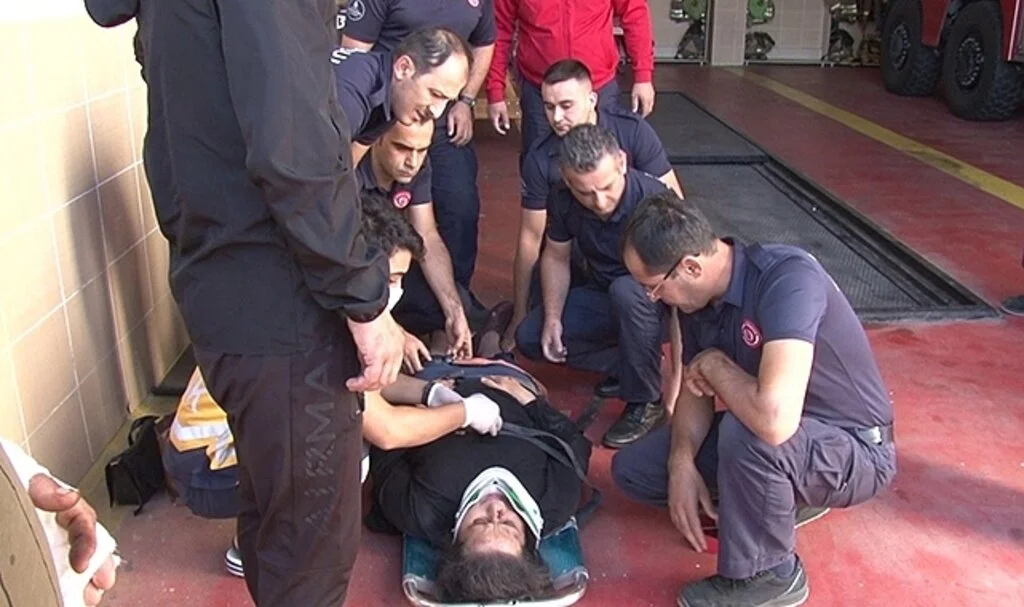 Üsküdar’da yolun karşısına geçen kadına cip çarptı, itfaiye ekipleri yardıma koştu