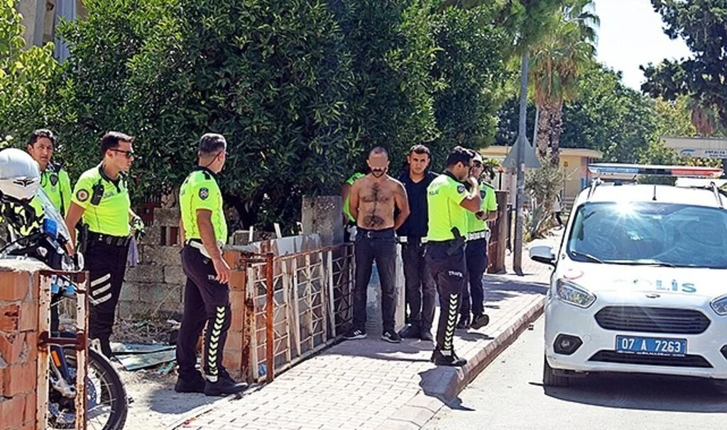 Uyuşturucunun etkisiyle ortalığı birbirine kattı