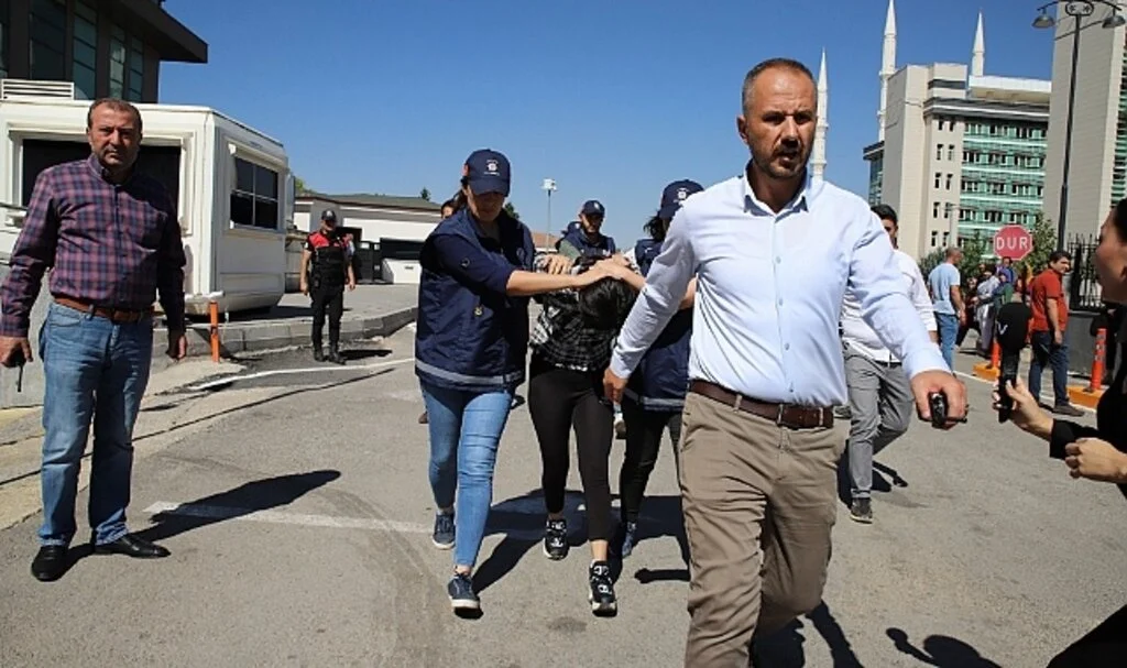 Vahşi cinayetin zanlıları adliyeye çıkarıldı