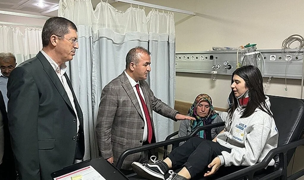 Vali Hatipoğlu, yaralanan öğrencileri hastanede ziyaret etti