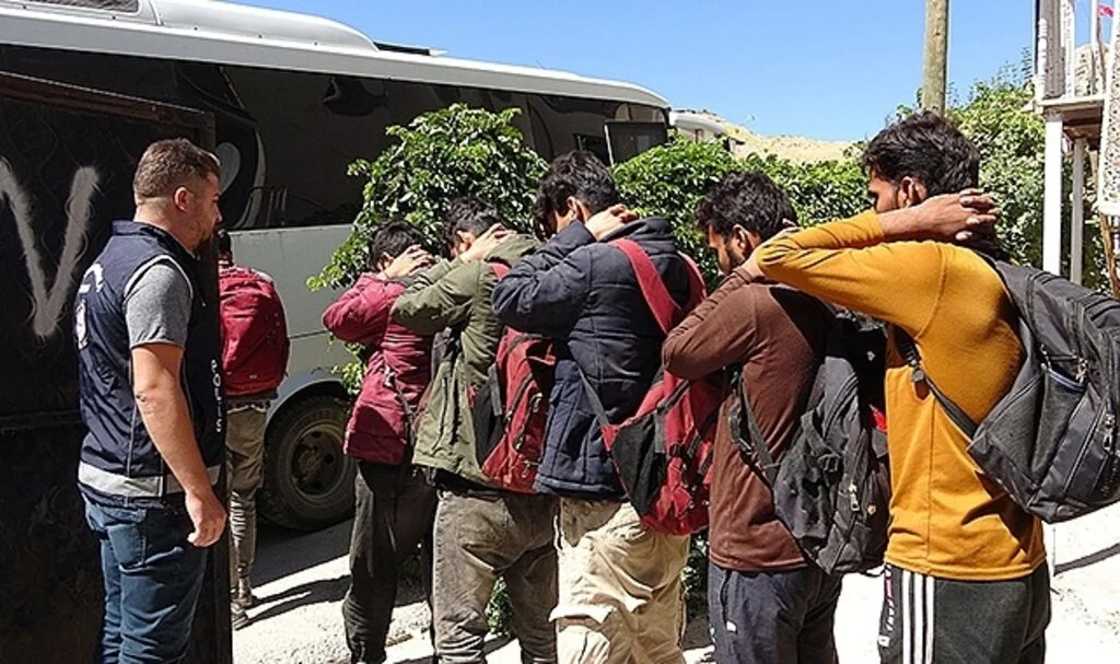 Van’da 16 düzensiz göçmen yakalandı