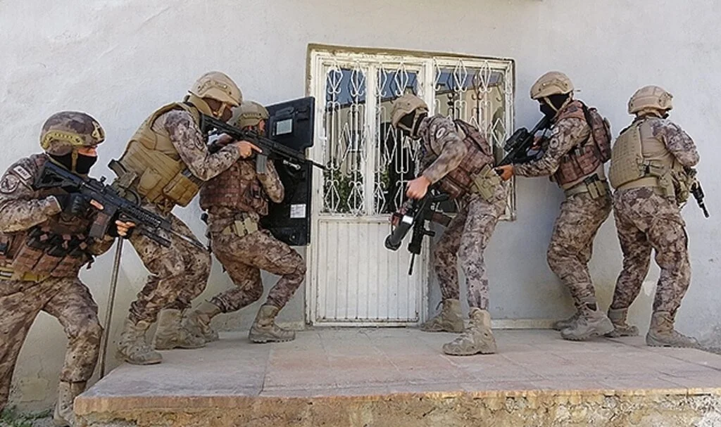 Van’da 16 düzensiz göçmen yakalandı