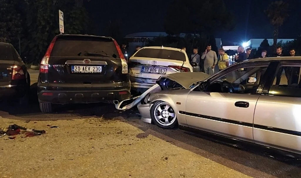 Virajı alamayan otomobil park halindeki araçların arasına daldı
